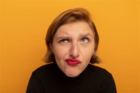 Vue Rapprochée D une Jeune Femme Blonde Douteuse Regardant De Côté