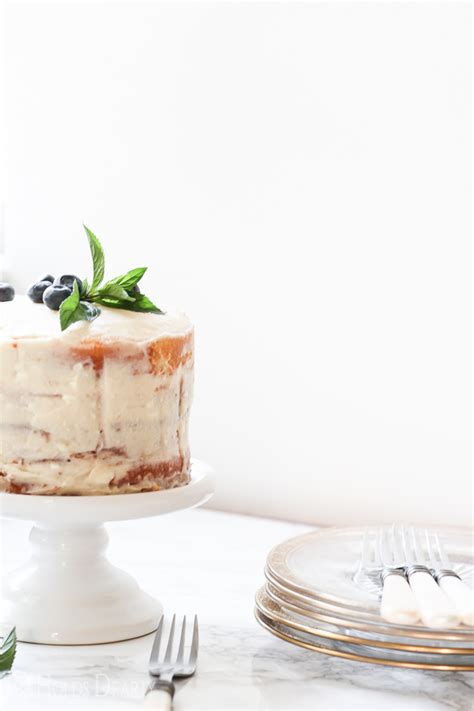 10 Tricks To A Naked Cake She Holds Dearly
