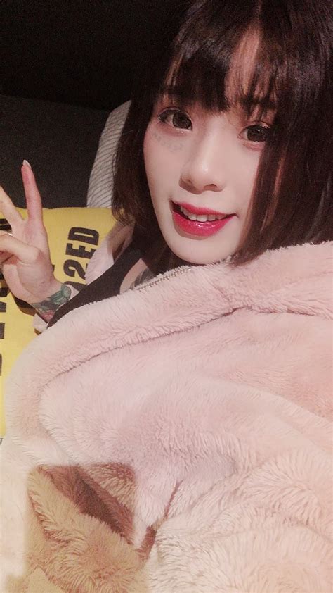 Quá khứ đen tối của hot girl phim khiến CĐM cảm động Tin lầm bạn trai cũ bị phát tán video