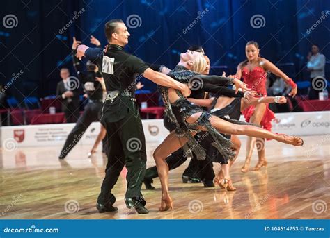 Bailarines Que Bailan La Danza Latina Foto De Archivo Editorial Imagen De Samba Joven 104614753