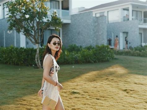 MC VTV Quỳnh Chi khoe vòng eo con kiến khi diện bikini