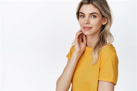 Portrait D Une Belle Femme Blonde Souriante Touchant Doucement Le Cou Et Le Visage Avec Un