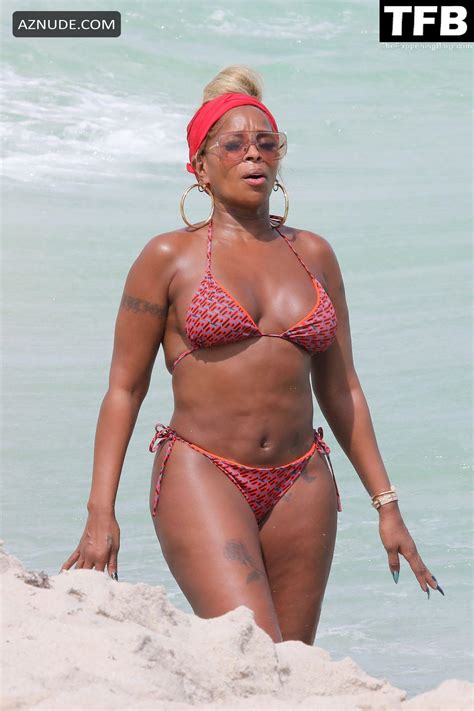 Mary J Blige Sexy Seen Showing Off Her Curves In A Bikini At The Beach In Miami Aznude