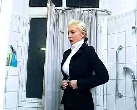 Une belle mère allemande blonde à gros nichons se fait dans la cuisine xHamster