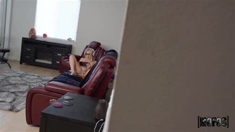 Horny Gamer Girl Got Pussy Juice On His Game From Hunting 4 Amateur