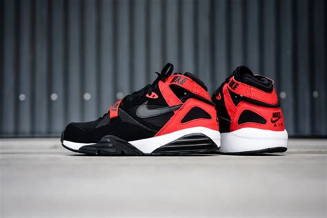 nike air trainer max  university red black