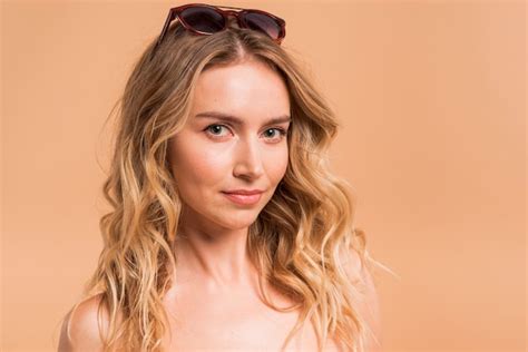 Belle Jeune Femme Blonde Lunettes De Soleil Photo Gratuite