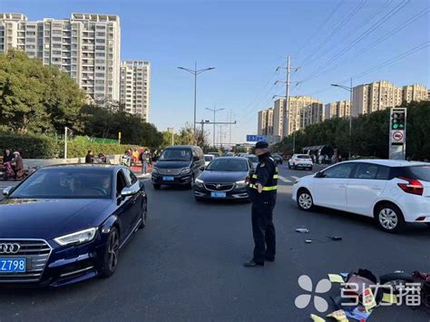 早高峰的执法蓝 苏州建林路新鹿花苑门口 暖心救助车祸受伤市民 腾讯新闻