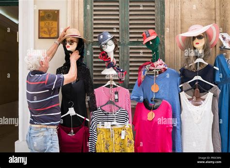 Malta shopping street -Fotos und -Bildmaterial in hoher Auflösung – Alamy