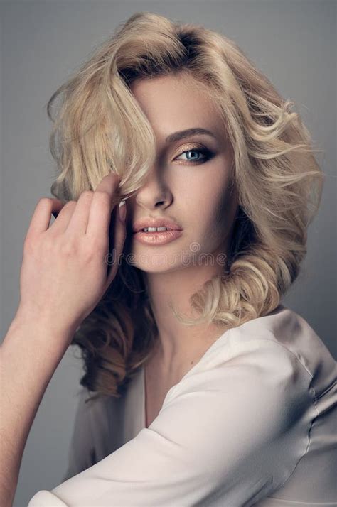 Retrato De Un Blonde Hermoso La Foto Enton El Filt Del Instagram Del Estilo Imagen De Archivo