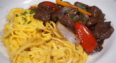 Tallarines a la Huancaína con Lomo Saltado Acomer pe Receta