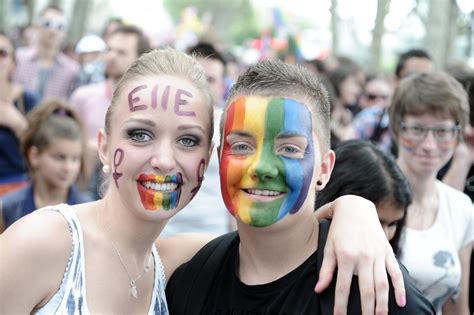 En Images Gay Pride Soleil Et Chaude Ambiance Dans Les Rues De Lyon