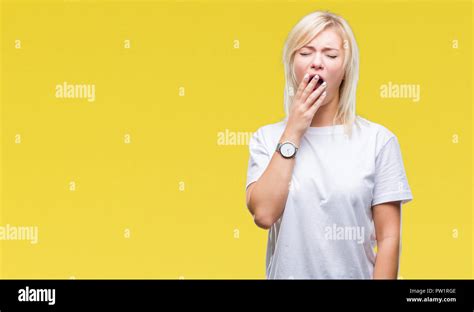 Junge H Bsche Blonde Frau Tragen Wei E T Shirt Ber Isolierte Hintergrund G Hnen M De Ber Den