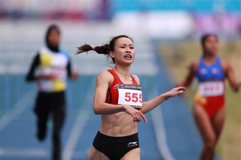 Hot girl điền kinh Mỹ Tiên khóc nức nở khi ẵm luôn HCV SEA Games