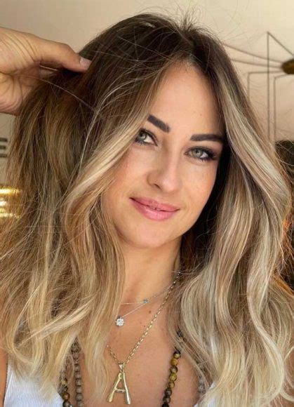 35 Best Fall 2021 Hair Color Trends Dirty Blonde With Subtle Blonde Face Framing