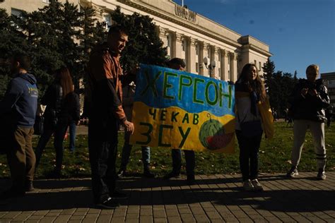 Свобода. Хлеб. Вода. Свечи. Фоторепортаж из освобождённого Херсона ...