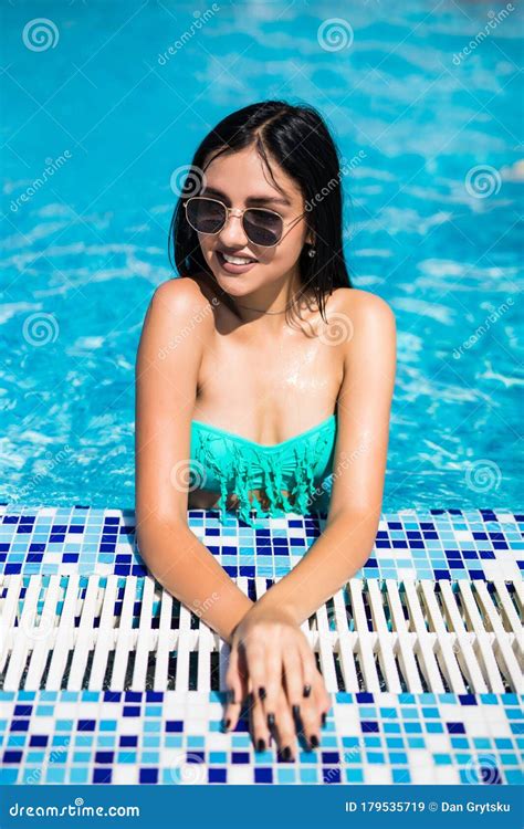 Bella Joven Sexy Mujer En Bikini En La Piscina Imagen De Archivo Imagen De Borde Flor