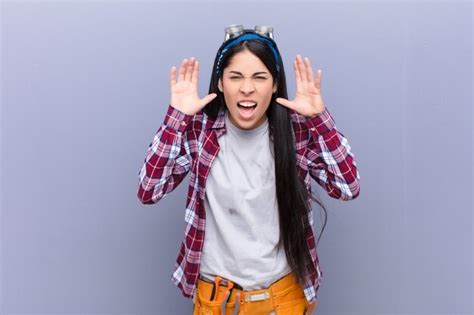 Joven Latina Gritando De P Nico O Ira Sorprendida Aterrorizada O Furiosa Con Las Manos Al