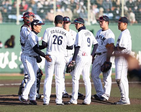 ＜侍・ソ＞7回2死一、三塁、宇田川（左から3人目）を送り出す栗山監督（左から2人目）（撮影・平嶋 理子） ― スポニチ Sponichi Annex 野球