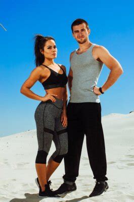 Sportler am strand ein fitness model posiert im bikini mädchen wandsticker junge Frau