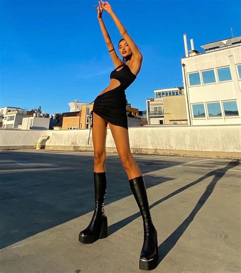 La Popularidad De Naked Wolfe La Moda Ahora Es Con Altura Viste La Calle