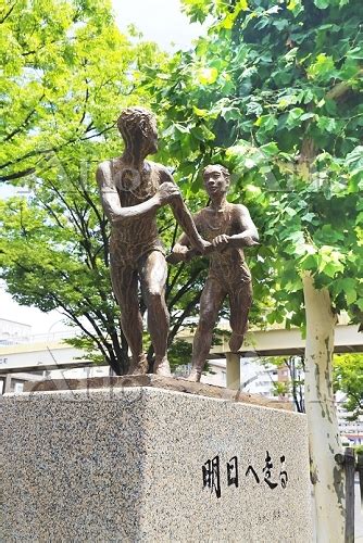 神奈川県 箱根駅伝（鶴見中継所）の記念像 21809907 の写真素材 アフロ