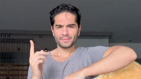 Χρήστος Μάστορας: Αναβάλλονται οι νυχτερινές εμφανίσεις του λόγω ...