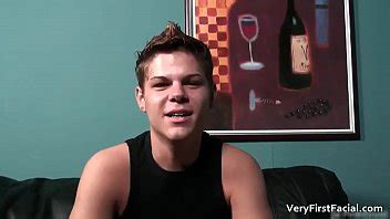 Chico gay humeante Derek sopla grandes chicos gay rígidos XVIDEOS