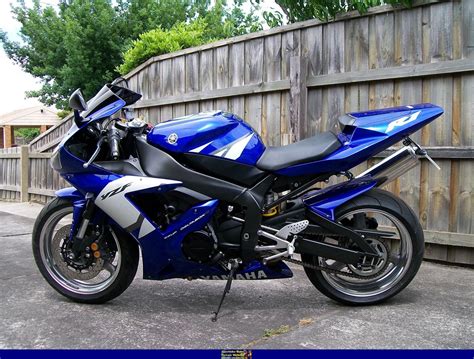 2002 Yamaha YZF R1 - Moto.ZombDrive.COM