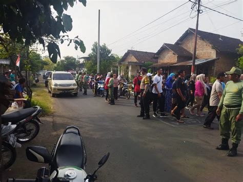 Personel Siaga Polsek Pace Amankan Giat Jalan Santai Di Desa