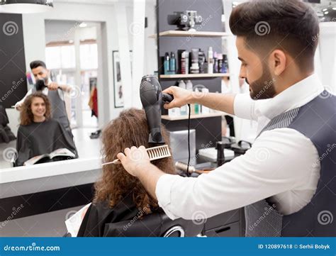 Backview Del Hairstyler Que Hace Los Hairdress Para El Cliente Femenino ...