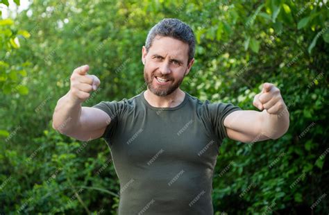 Homem Feliz Apontando O Dedo Cara Apontando O Dedo Homem Adulto