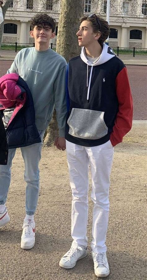 Pin On Heartstopper Cute Gay Celebs Cute Gay Couples