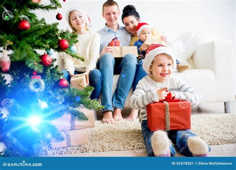 Familia Que Celebra La Navidad Imagen De Archivo Imagen De Muchacha