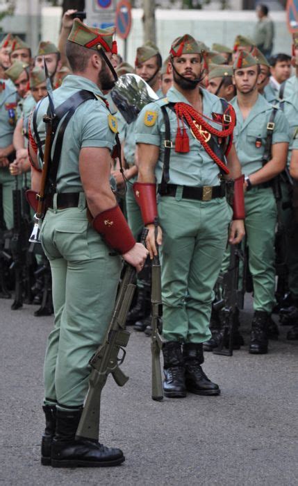 Polémica tuitera El desfile de la Legión española o del Orgullo Gay Shangay