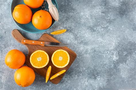 Fatias De Frutas Laranja Laranjas Inteiras Em Uma Placa De Madeira