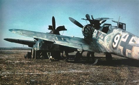 Обслуживание немецких истребителей Мессершмитт Bf. 109G-2 на аэродроме ...