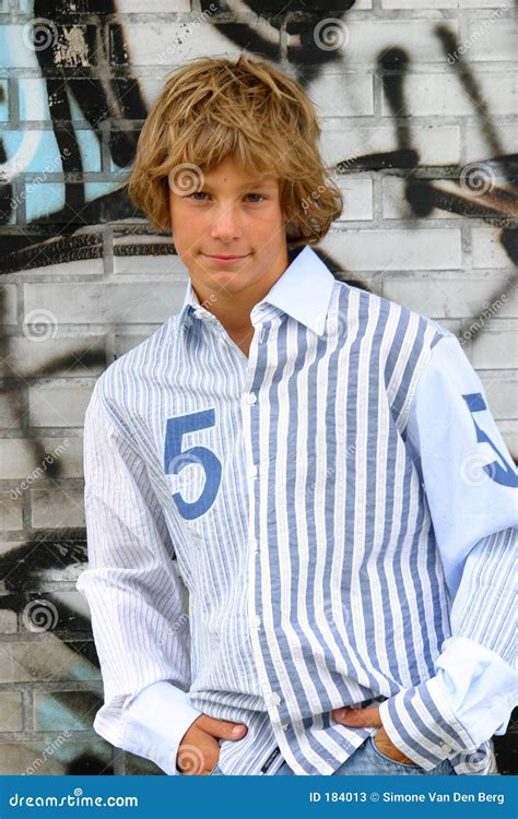 Knappe Blonde Jongen Stock Afbeelding Image Of Modern