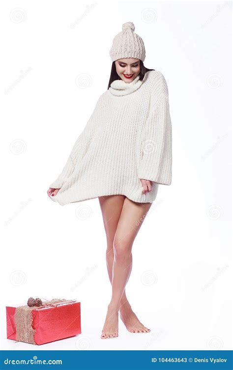Bella Ragazza In Un Maglione Con Le Gambe Nude Nel Cappello Immagine