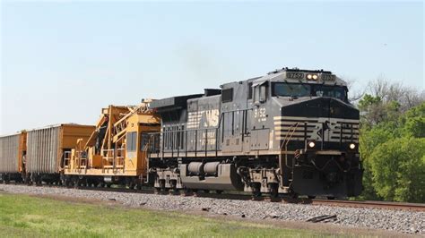 Ns 9752 Leads A Herzog Train Through Lorena Tx Youtube