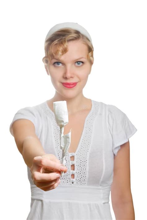 La Fille Blonde Avec Un Livre Blanc Simple S est Levée Image stock Image du visage verticale