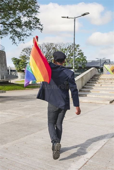 Vista De Atrás De Un Activista Gay Ondeando Una Bandera Arcoiris Concepto De Orgullo Mes De