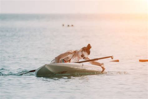 Sup De Mujer Marina Silueta De Una Feliz Mujer De Mediana Edad Curtida En Bikini Arco Iris