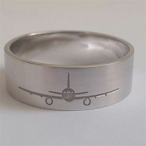 Pin de Dee Lee en Planets & Planes ️ | Anillos de graduacion ...