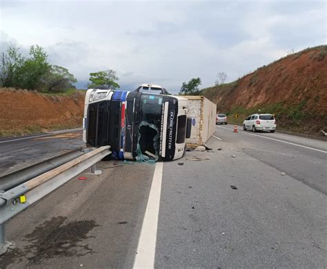 V Deo Carreta Que Transportava Cont Iner Frango Tomba Na Br