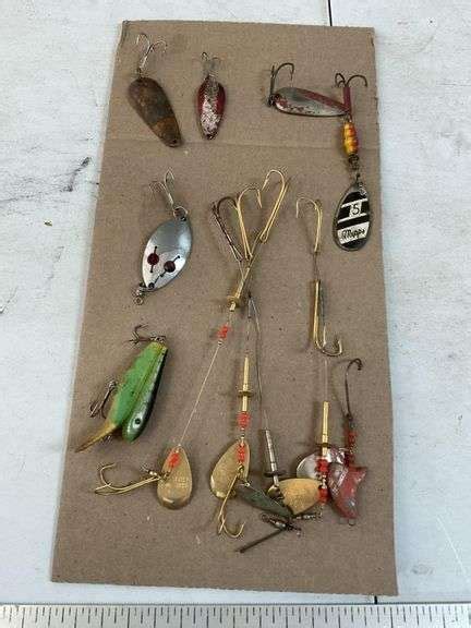 Vintage fishing lures - Legacy Auction Company