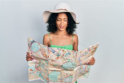 Joven Latina Con Sombrero De Verano Sosteniendo El Mapa De La Ciudad Sonriendo Con Una Sonrisa