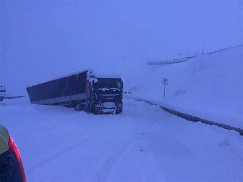 Mezzo Pesante Bloccato Nella Neve In Alta Valle Stura Sopra Argentera