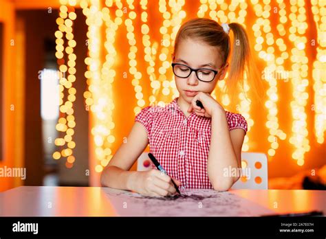 Dessin de fille blonde a lunettes Banque de photographies et dimages à haute résolution Page