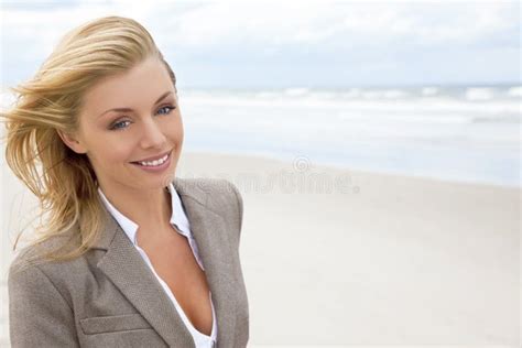 Schöne Blonde Frau am Strand Stockfoto Bild von sand porträt